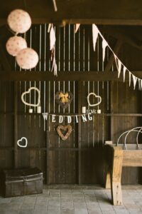 Photo Spring barn wedding
